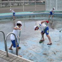 R5(0530)　５・６年生がプール清掃～きれいになりました～