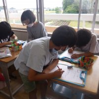 つないで、組んで、すてきな形（４年生図工）